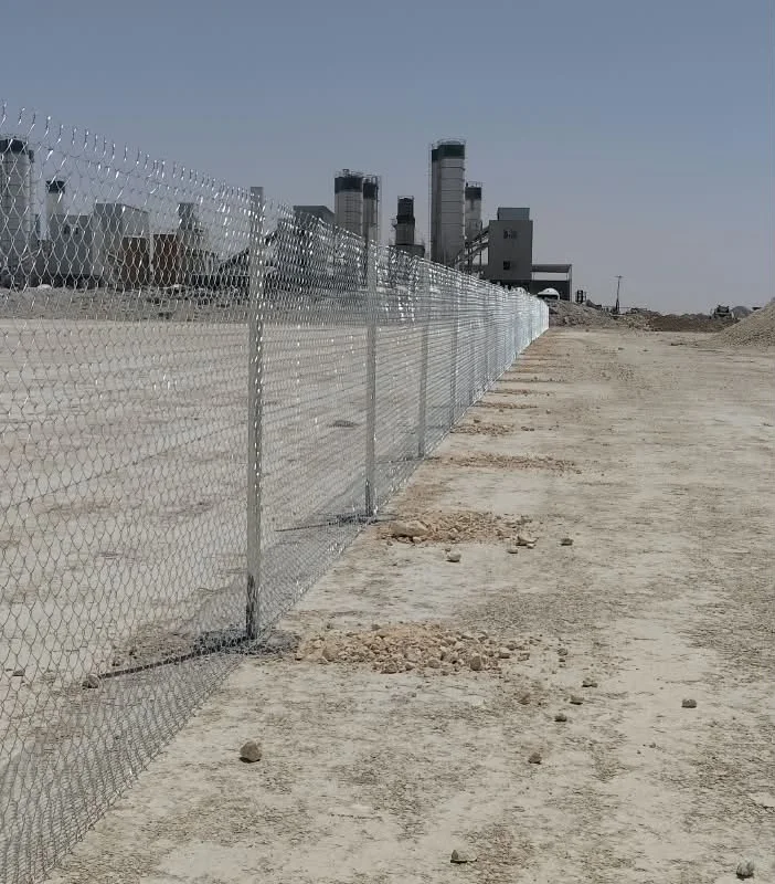 شبك زراعي مجلفن حول مزرعة نخيل في الرياض